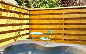 Lugh 9 - Hot Tub-Perth-Pets-Luxury-Hunting Tower